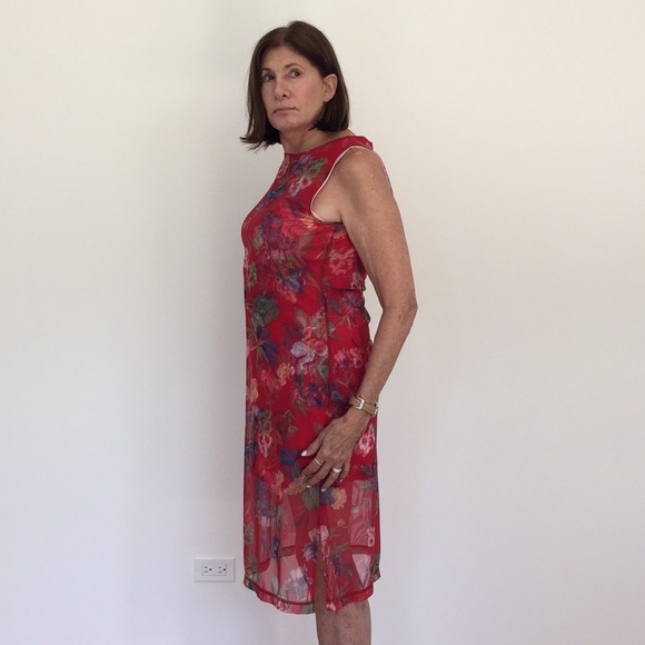 Beautiful Red Floral Patterned Dress - Picture 3 of 10